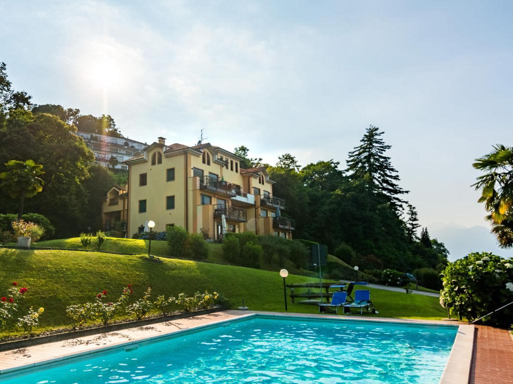 una villa con piscina di fronte a una casa di Belvilla by OYO Verdelago 16 a Citerna