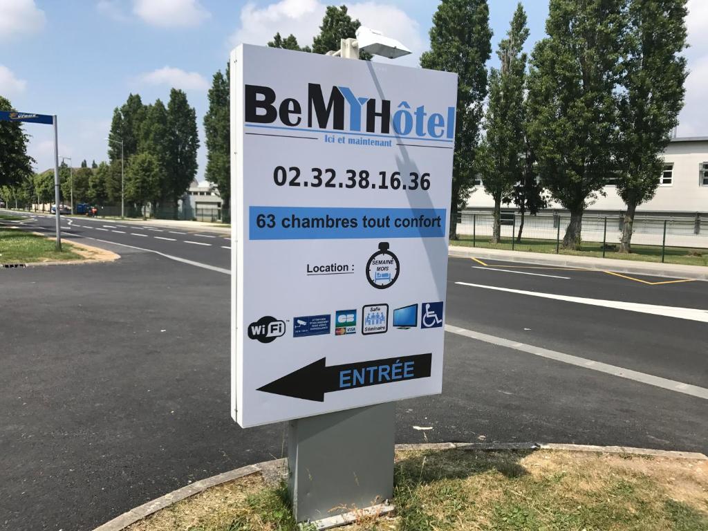 ein Schild für eine Tankstelle am Straßenrand in der Unterkunft Be Myhôtel in Évreux