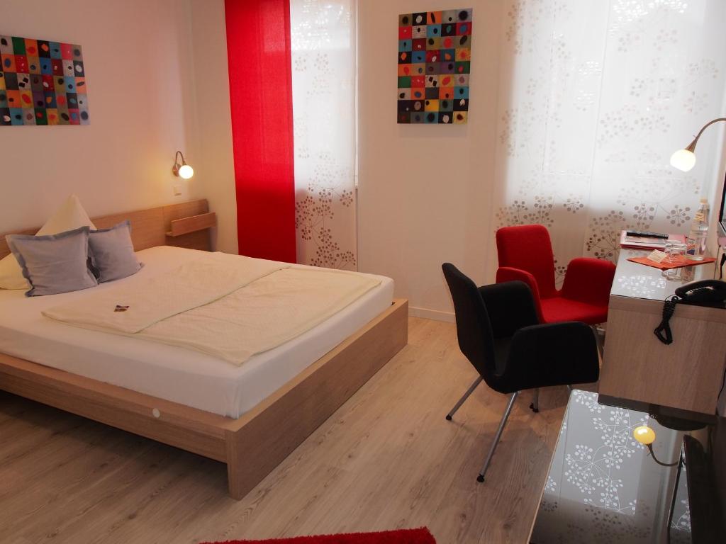 Postel nebo postele na pokoji v ubytování Hotel Barbarossa Karlsruhe Stadtmitte