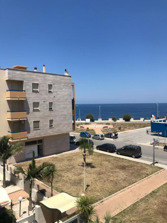 widok na budynek z oceanem w tle w obiekcie Lo scoglio w mieście Polignano a Mare