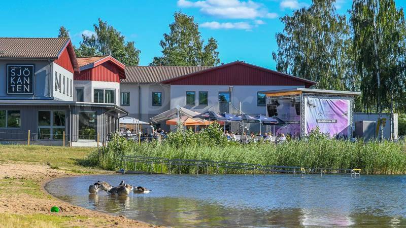 Výhled na řeku, která protéká v blízkosti hotelu