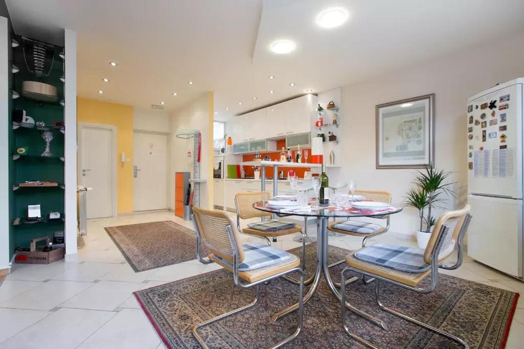 jadalnia ze stołem i krzesłami w obiekcie Apartment M49 w Zagrzebiu
