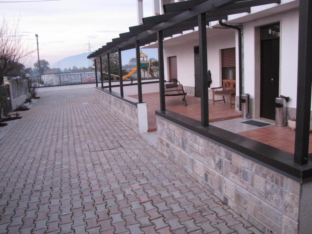 パドゥーラにあるQuattro stagioniの遊び場付きの煉瓦造りの通路のある建物