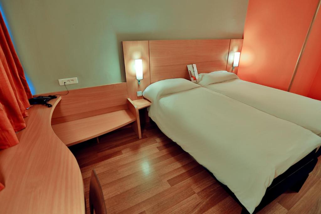 Postel nebo postele na pokoji v ubytování Ibis Meknes