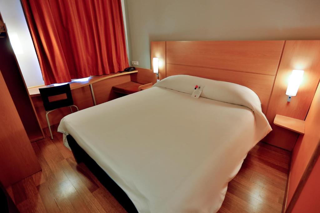 Postel nebo postele na pokoji v ubytování Ibis Meknes