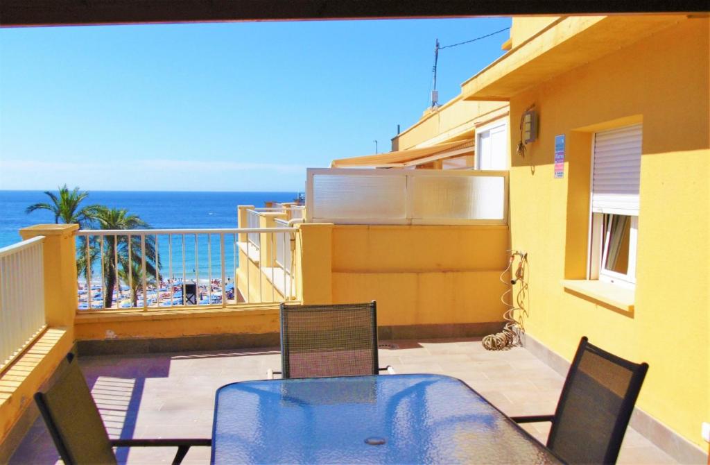 una mesa y sillas en un balcón con vistas al océano en Ático Ancla Penthouse Levante Beach, en Benidorm