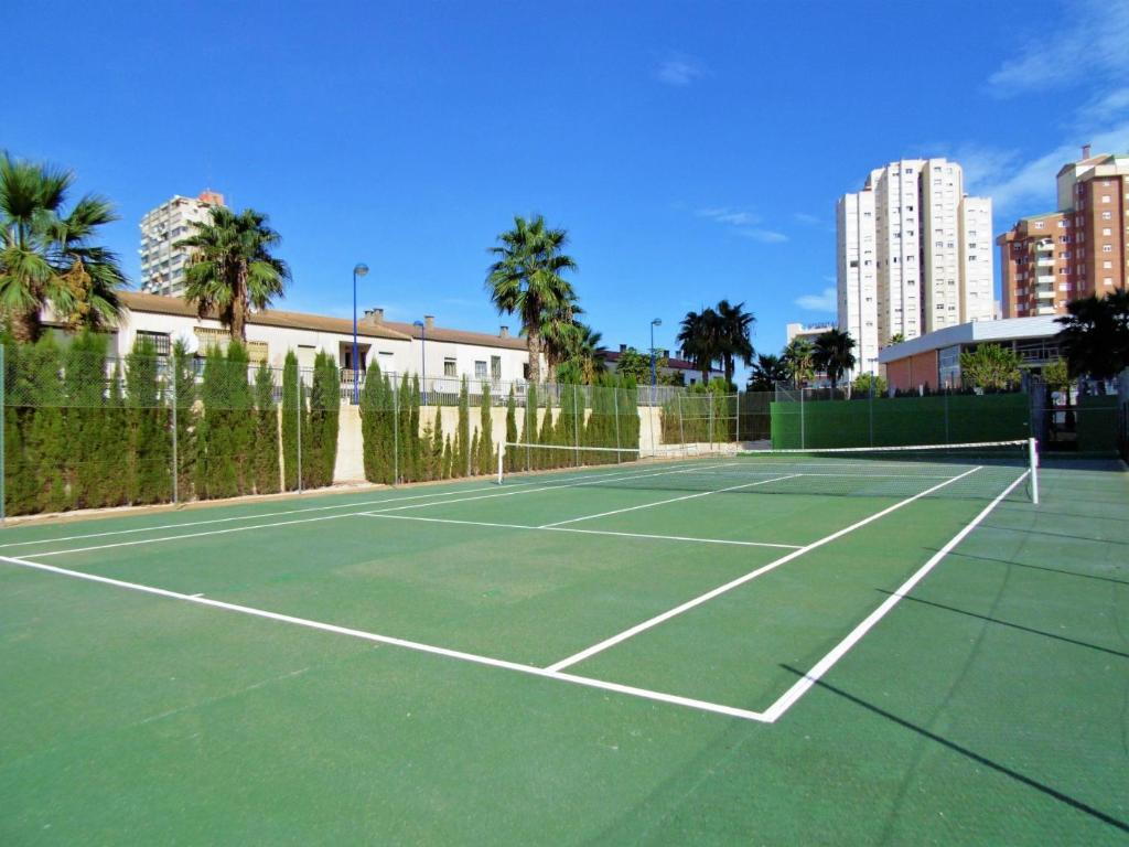 Tenis a/nebo squash v ubytování Gemelos 22 Resort Apartment 2-15-B Levante Beach nebo okolí