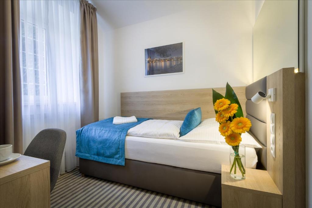 Ένα ή περισσότερα κρεβάτια σε δωμάτιο στο Hotel White Lion
