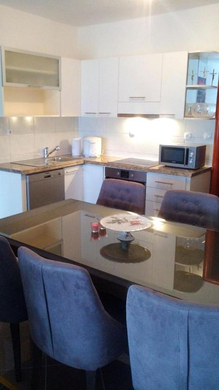 Kuchyň nebo kuchyňský kout v ubytování APARTMAN MATKOVIĆ