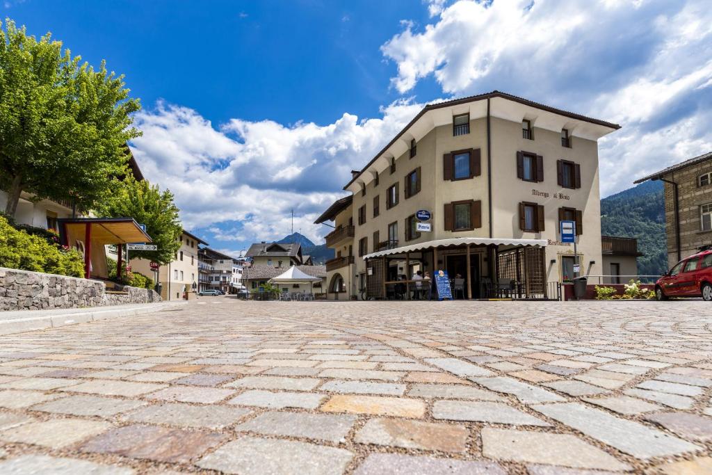 a cobblestone street in front of a building at Appartamenti Al Bivio in Imer