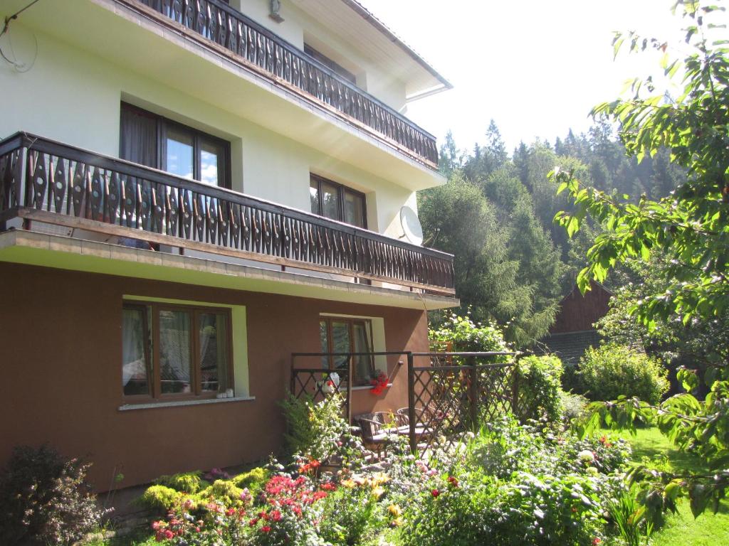 Casa con balcón y jardín en Gospodarstwo Agroturystyczne u Ani, en Krośnica