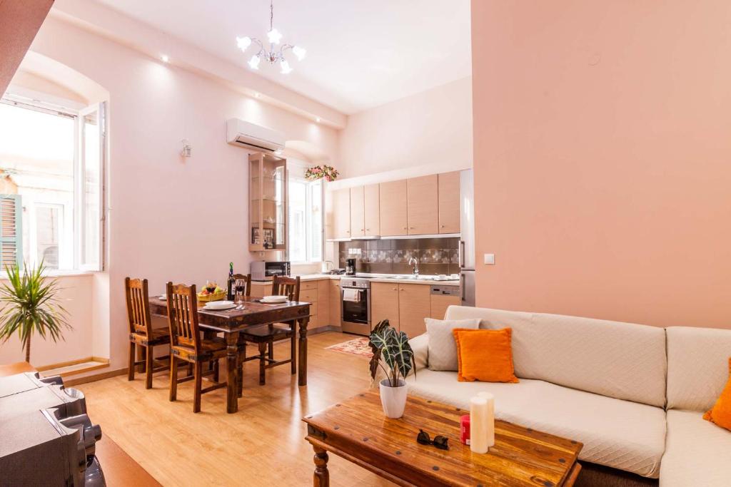 un salon avec un canapé et une table dans l'établissement Kantouni Bizi Myranthis Apartment, à Corfou