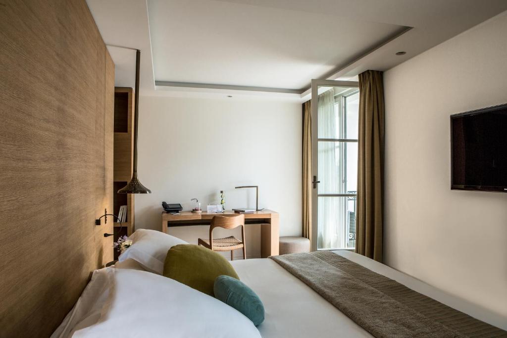Cama ou camas em um quarto em Hotel Marignan Champs-Elysées