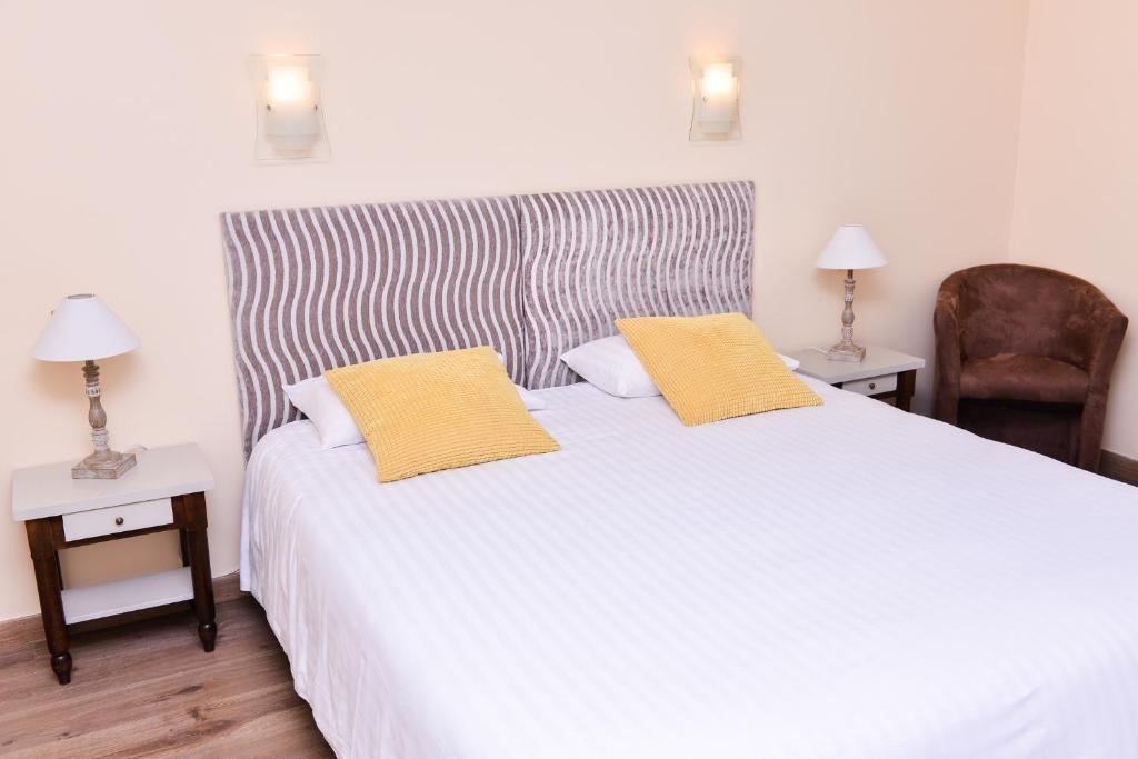 Postel nebo postele na pokoji v ubytování Logis Hôtel Restaurant Le Chêne Vert