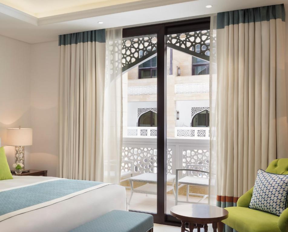 Postel nebo postele na pokoji v ubytování Al Najada Doha Hotel Apartments by Oaks