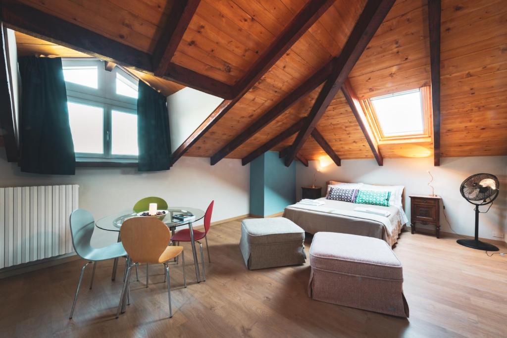 1 dormitorio con 1 cama, mesa y sillas en B&B Casa Danoi, en Trinità