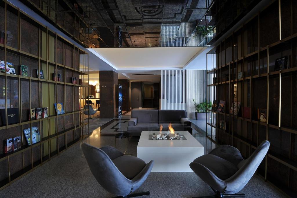 Posezení v ubytování Crystal Palace Hotel