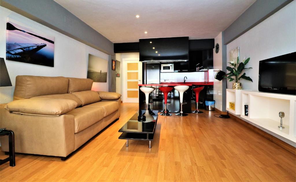 sala de estar con sofá y mesa en Las Palmas 2-10, en Benidorm