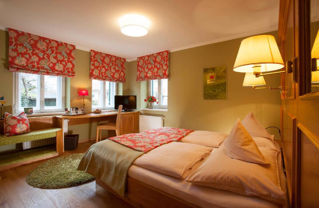 Postel nebo postele na pokoji v ubytování Hotel Fischerhaus