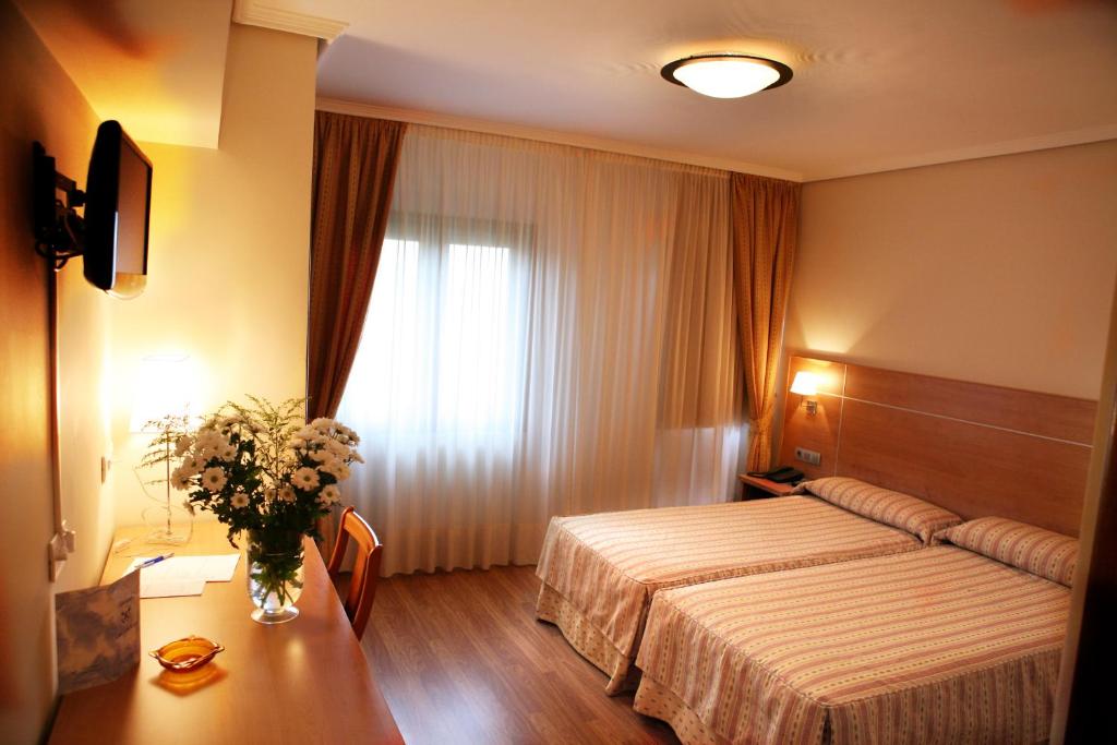 a hotel room with a bed and a window at Hotel Las Anclas in El Astillero