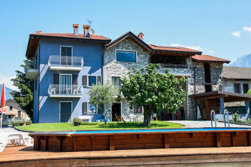 une maison bleue avec une piscine en face de celle-ci dans l'établissement B&B Zia Vivina, à Sorico