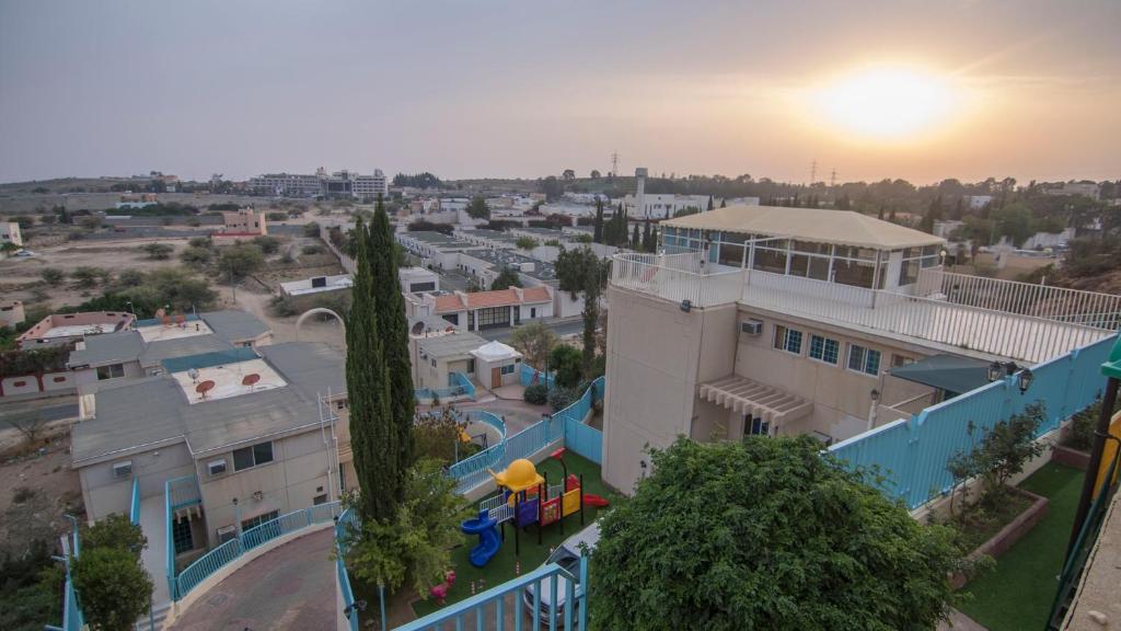 uma vista aérea de uma casa com um parque infantil em Seven Garden Alhada Suites em Al Hada