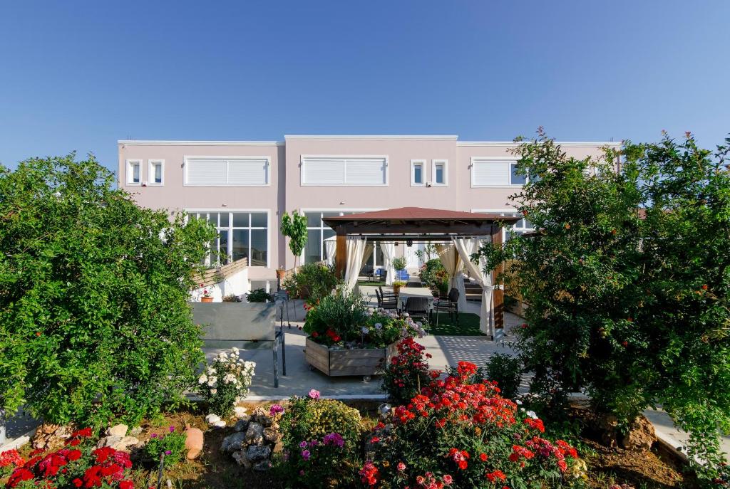 Zahrada ubytování Luxury Suites in Stavromenos
