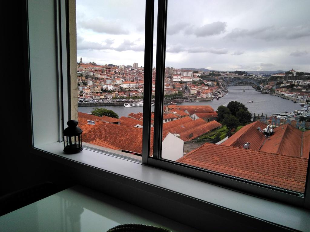 ヴィラ・ノヴァ・デ・ガイアにあるApartamento "La peinture de Porto"の市街と川の景色を望む窓