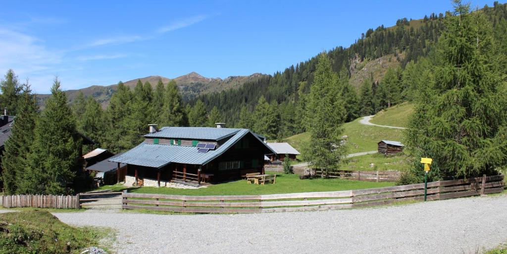グロースアルルにあるDraugstein - Hütteの山中の丸太小屋