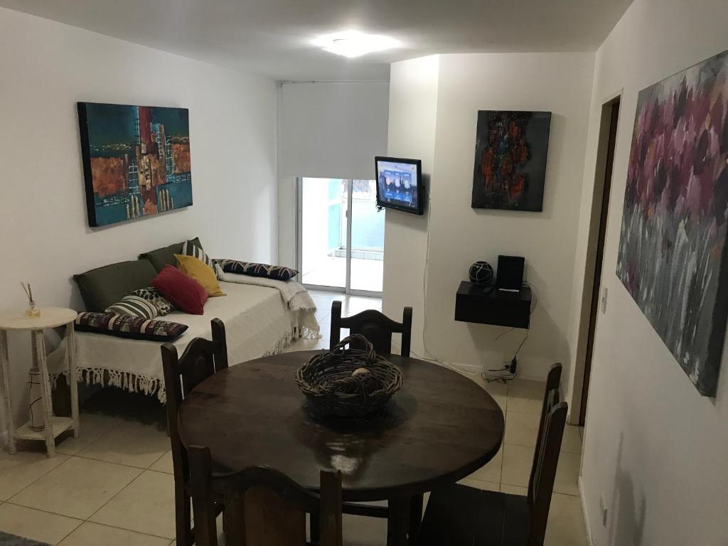 een woonkamer met een tafel en een bank bij Jardines De Oro in Cordoba