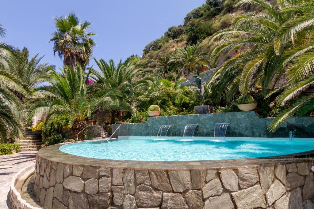Bazén v ubytování Semiramis Hotel De Charme & Pools nebo v jeho okolí