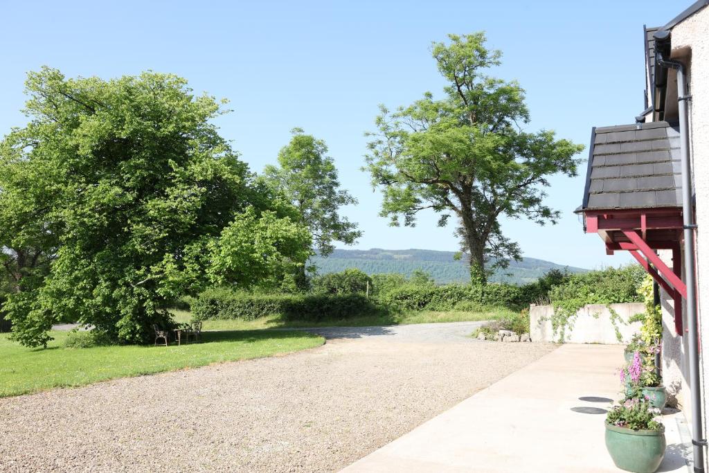 eine Auffahrt zu einem Haus mit Aussicht in der Unterkunft Cuilcagh Luxury Studio in Enniskillen