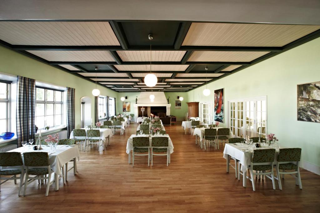 Restoran või mõni muu söögikoht majutusasutuses Rødvig Kro og Badehotel
