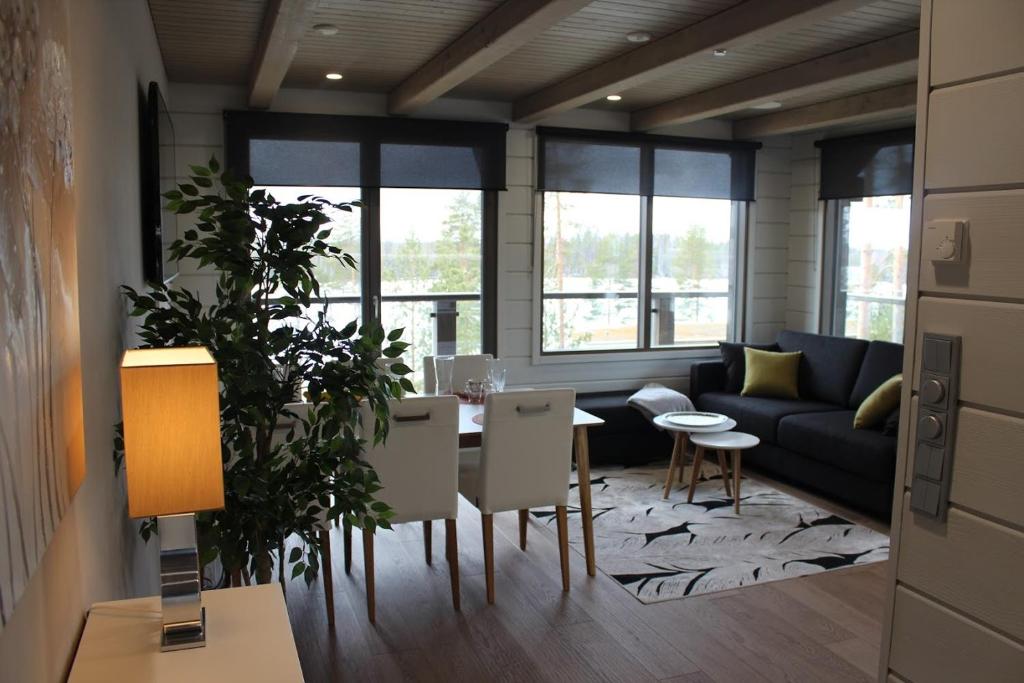 - un salon avec un canapé et une table dans l'établissement Naava Chalet Lumi 301, à Ähtäri