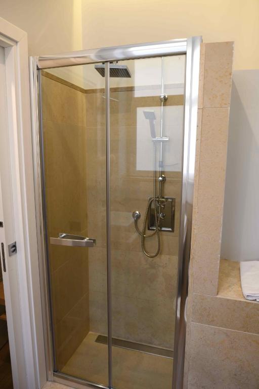Koupelna v ubytování 50 SUITE Guesthouse