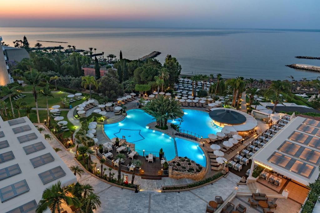 een luchtzicht op een resort met een zwembad bij Mediterranean Beach Hotel in Limassol