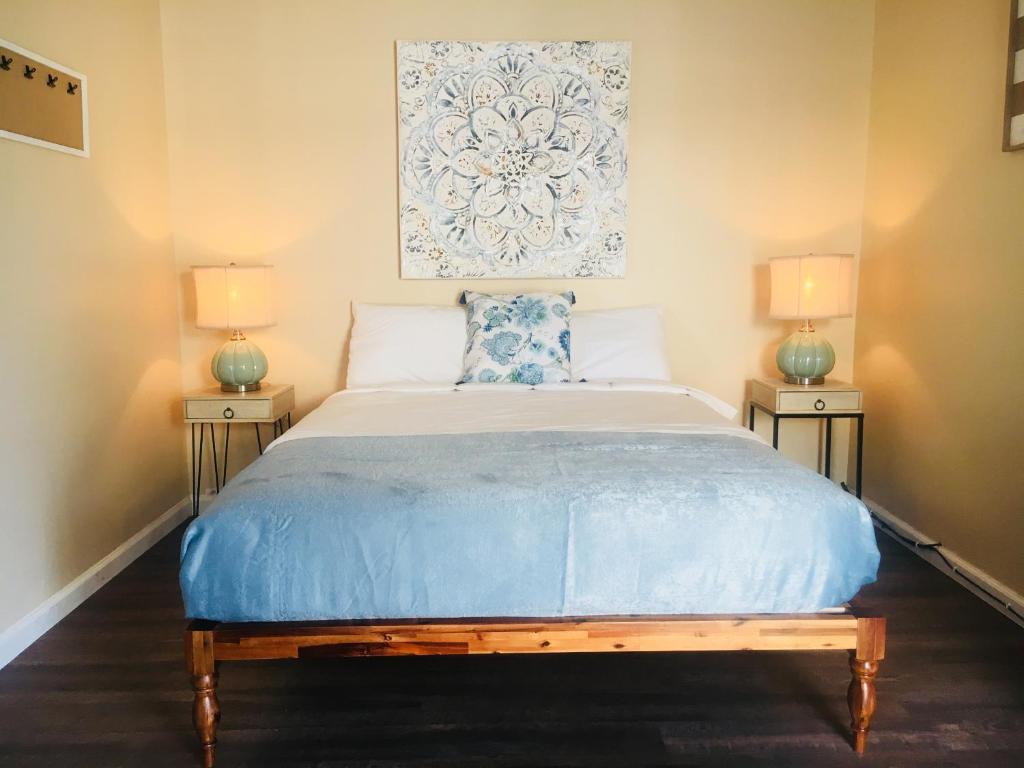 Un pat sau paturi într-o cameră la Green Acre Motel