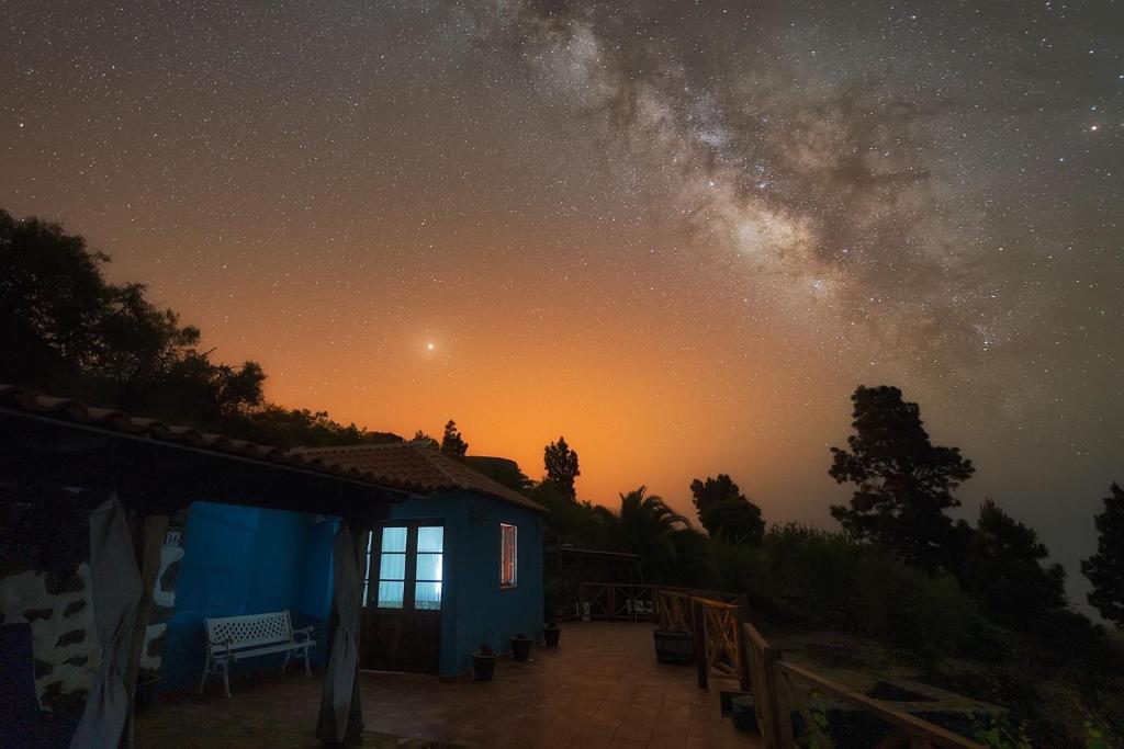 Una noche estrellada con la Vía Láctea sobre una casa en La Somadita Tinizara en Tijarafe