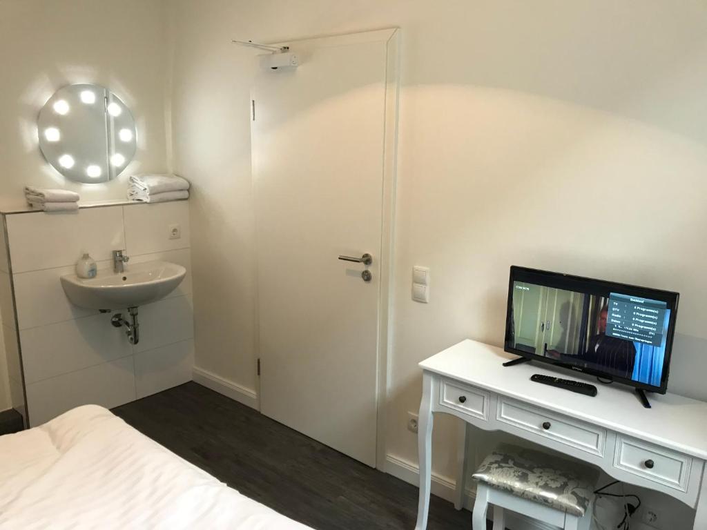 TV a/nebo společenská místnost v ubytování Hotel Fame am Hauptbahnhof
