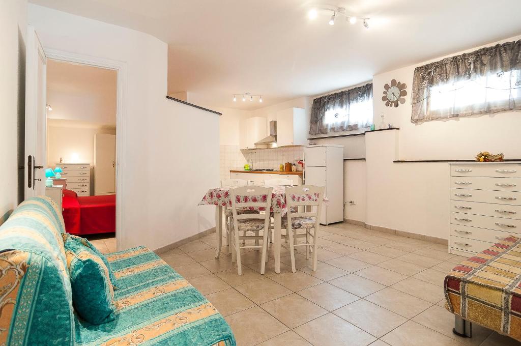 uma sala de estar com uma mesa e uma cozinha em Appartamento Chicca em Sperlonga