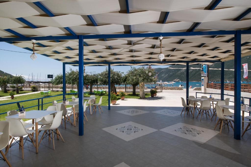 Reštaurácia alebo iné gastronomické zariadenie v ubytovaní Akroyiali Resort