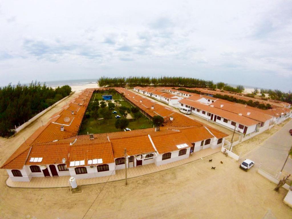 een luchtzicht op een gebouw met oranje daken bij Garopaba Praia Club in Camacho