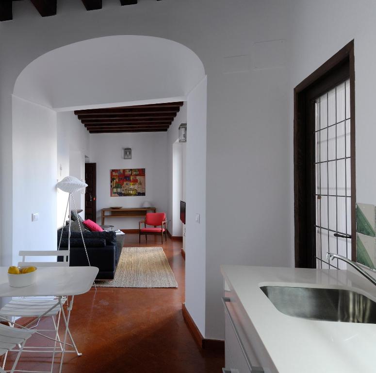 コルドバにあるEl 5 de la Hogueraの白い壁のリビングルーム、キッチン