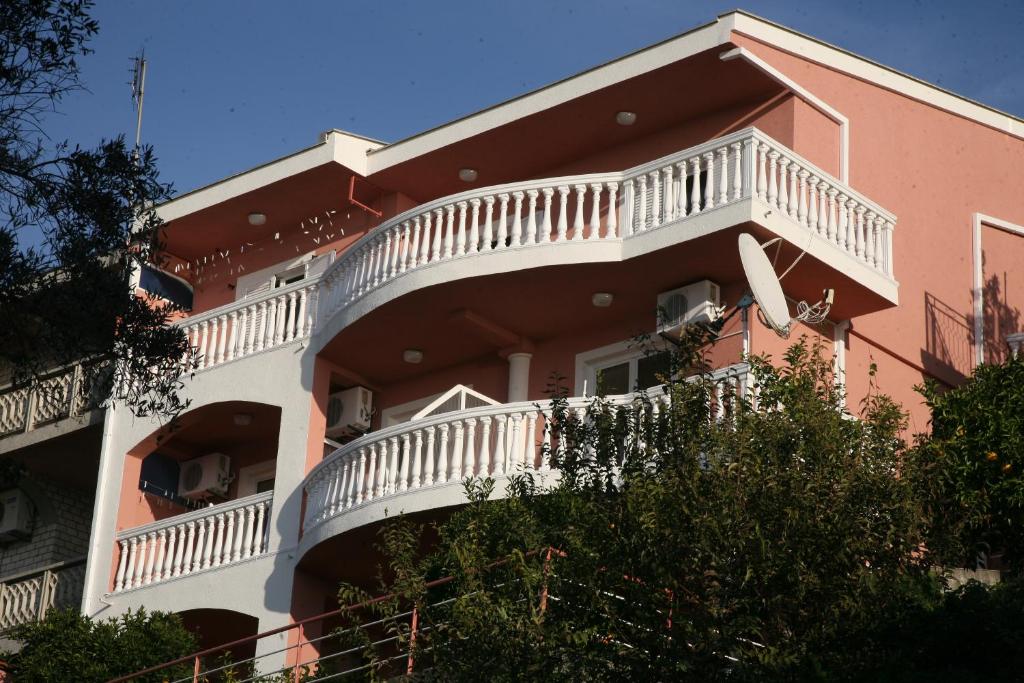 un edificio de apartamentos con balcón blanco en Omega Apartments, en Ulcinj