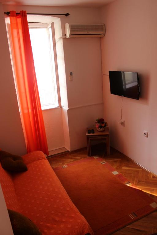 Televízia a/alebo spoločenská miestnosť v ubytovaní Dudić apartmani