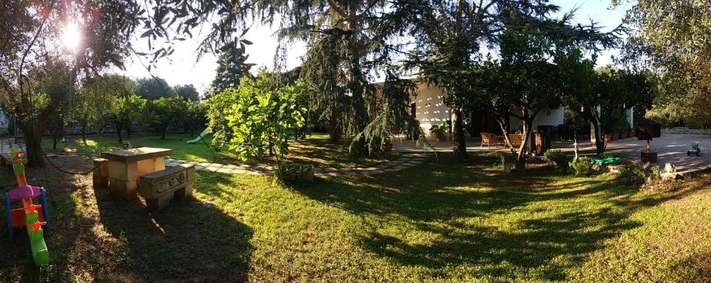 A garden outside Agriturismo Monte degli Angeli