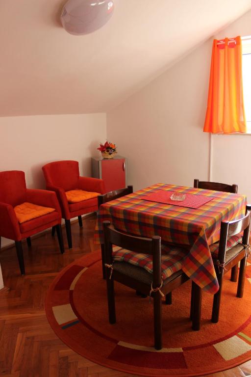 Posedenie v ubytovaní Dudić apartmani