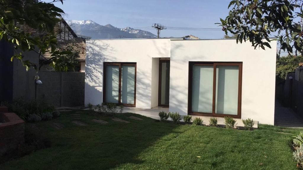 Casa blanca con ventanas y patio en Casa de Alto Estandar en Las Condes, en Santiago