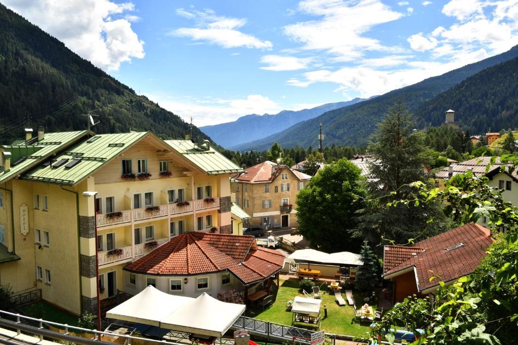 Nespecifikovaný výhled na hory nebo výhled na hory při pohledu z hotelu