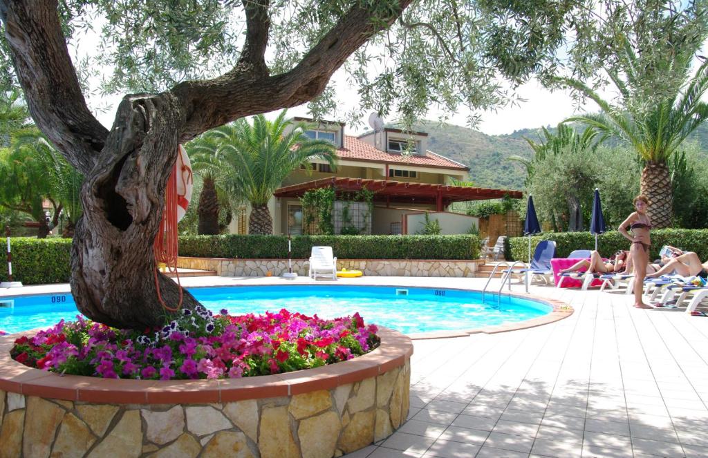 The swimming pool at or close to Residence Fontana Barone